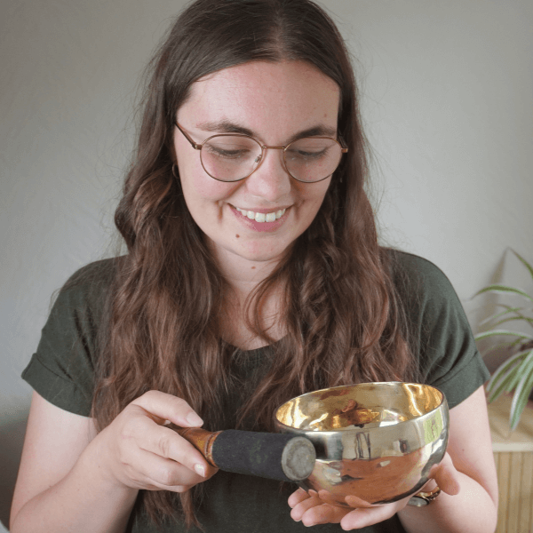 Caroline mit einer Klangschale